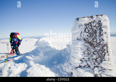 Ski Alpin auf dem Gipfel des Ben Macdui, Schottlands zweite höchste Berg in Cairngorm Mountains, Schottland, Großbritannien. Stockfoto