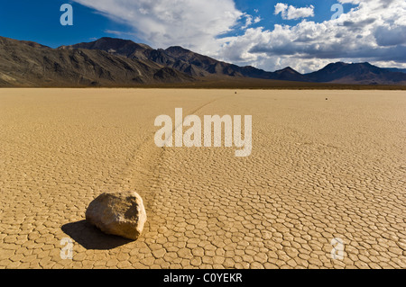 Die Tribüne im Racetrack-Tal, bekannt für seine schlittert Felsen auf dem Racetrack Playa Death Valley Nationalpark Kalifornien USA Stockfoto