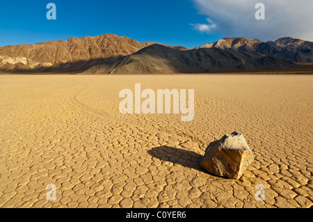 Die Tribüne im Racetrack-Tal, bekannt für seine schlittert Felsen auf dem Racetrack Playa Death Valley Nationalpark Kalifornien USA Stockfoto