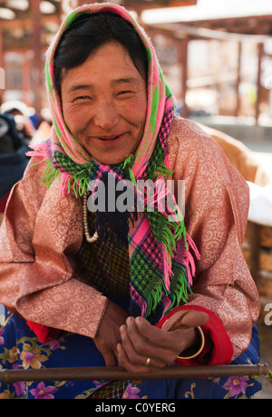 Bhutan Frau in bunten Schal und verkaufen ihre waren auf dem Markt der Paro-Dress. Stockfoto