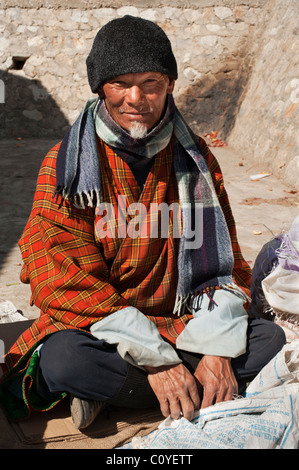 Älterer bhutanischen Mann mit Spitzbart verkauft seine waren auf dem Markt Paro, Bhutan. Stockfoto