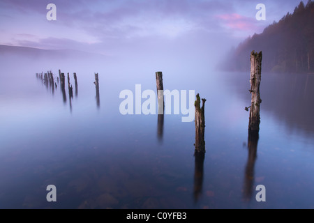 Jetty Beiträge auf Loch Tay Stockfoto