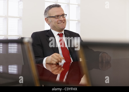 Porträt der kaukasischen Mitte adult Business-Mann im Gespräch mit Kollegen im Tagungsraum. Horizontale Form, Seitenansicht, Textfreiraum Stockfoto