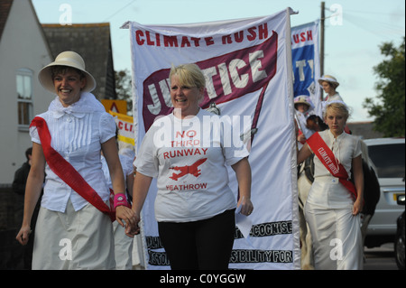 Mitglieder des Klimas ändern Kampagne Gruppe Klima Rush mit Bewohnern von Sipson Dorf Protest gegen Heathrow Flughafen expanson Stockfoto