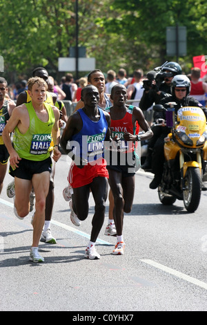 Martin Lel & Felix Limo von Kenia, Ryan Hall (USA) läuft in den Flora London Marathon 2007 Stockfoto