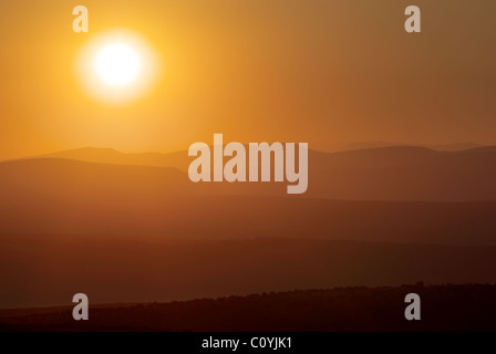 Sunrise-Komposition. Schichten des Berges. Stockfoto