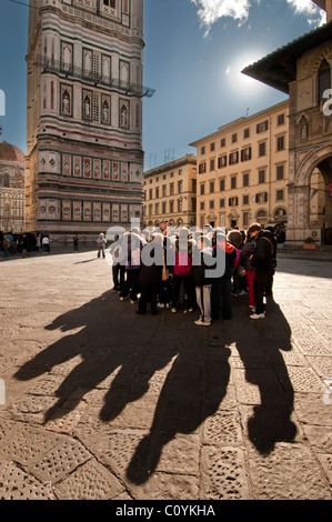 Schülerinnen und Schüler auf eine Exkursion in die Piazza del Duomo in Florenz, Italien. Stockfoto