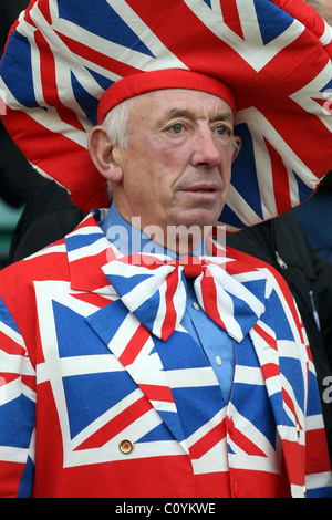 Atmosphäre ein England-Fan gekleidet Intirely Union Jack-Flagge. während des Spiels. England Vs Südafrika internationale Rugby Stockfoto