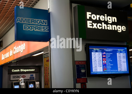 American Express Bureau de Change Office & Bildschirm Anzeige der Wechselkurse am Flughafen Heathrow, Terminal 3 / 3. London-UK Stockfoto