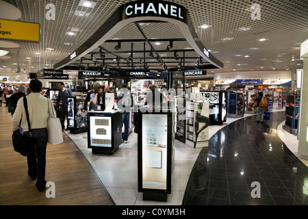 Luxusgüter / Chanel Parfüm / Parfümerie / Kosmetik-Shop / Filiale in Abfahrt lounge am Flughafen London Heathrow Terminal 3. Stockfoto