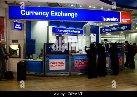 Bureau de Change Office betrieben von Travelex am Flughafen Heathrow, Terminal 3 / 3. London. VEREINIGTES KÖNIGREICH. Stockfoto