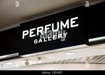 Parfüm-Galerie in der Abflughalle am Flughafen London Heathrow Terminal 3. Stockfoto