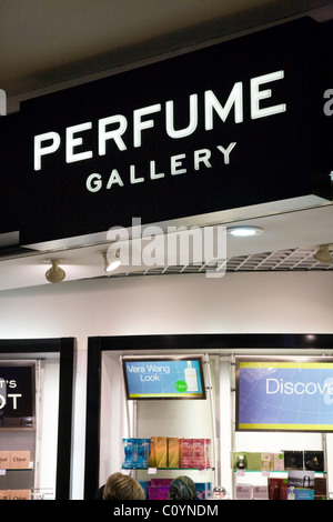 Parfüm-Galerie in der Abflughalle am Flughafen London Heathrow Terminal 3. Stockfoto