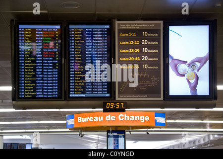 Flughafen Abflug anzeigen / monitor / Fernseher / TV-Zeitplan Display schwarzen Brett in der Abfahrt lounge am LHR Terminal 3. Stockfoto