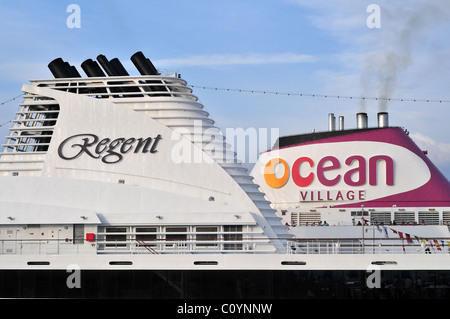 Kreuzfahrtschiffe, die Seven Seas Mariner (Regent) und Ocean Village in Kusadasi, Türkei im September 2010 festgemacht Stockfoto