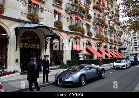 Bugatti Veyron außerhalb Plaza Athenee Hotel, Paris, Frankreich, Türsteher und Passanten bewundert Stockfoto