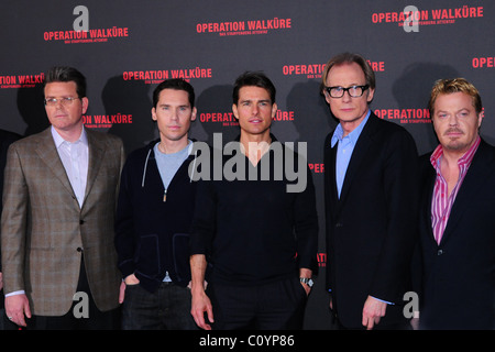 Bryan Singer, Tom Cruise, Bill Nighy, Nathan Alexander, Eddie Izzard "Operation Walkre: Das Stauffenberg Attentat" ("Walküre") Stockfoto