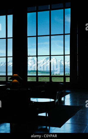 Anzeigen auf die Teton Range von innen Jackson Lake Lodge in Grand Teton Nationalpark, Wyoming, USA Stockfoto