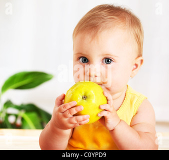 Kleines Baby Essen, Apfel, Closeup Portrait, Konzept der Gesundheitsversorgung & gesunde Kinderernährung Stockfoto