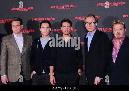 Bryan Singer, Tom Cruise, Bill Nighy, Nathan Alexander, Eddie Izzard "Operation Walk³re: Das Stauffenberg Attentat" Stockfoto