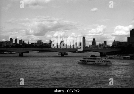 Blick auf die City of London und die Themse Stockfoto