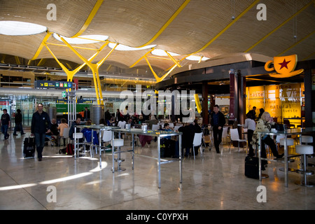 Flughafen Abflug / Abreise lounge mit einem Café / bar Kaffee / shop am Flughafen Madrid / Barajas Madrid-Barajas Flughafen. Spanien Stockfoto