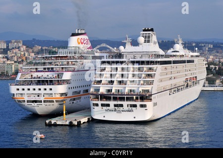 Kreuzfahrtschiffe, die Seven Seas Mariner und Ocean Village in Kusadasi, Türkei im September 2010 festgemacht Stockfoto