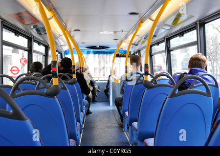 In London Double Decker Bus top deck Innenraum Rückseite der Passagiere an Deck sitzen mit Blick auf haltestellenschild England Großbritannien Stockfoto