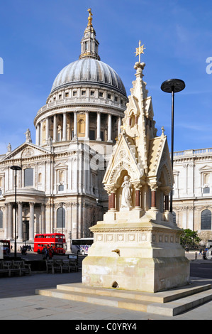 Victorian St. Lawrence and Mary Magdalene Drinking Fountain ein denkmalgeschütztes Gebäude gegenüber der berühmten historischen Grade I St. Pauls Cathedral, London, Großbritannien Stockfoto