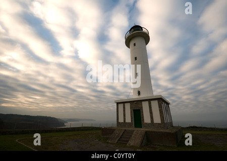 Leuchtturm in der Nordküste von Spanien, Lastres, Asturien. Stockfoto