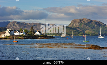 Segelboote auf Loch Carron vertäut am Plockton Hafen, Highlands, Schottland, Großbritannien Stockfoto