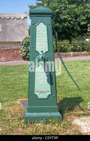 Historische erhaltene hand Wasserpumpe auf dem Dorfplatz in Monks Eleigh Suffolk East Anglia England Großbritannien Stockfoto