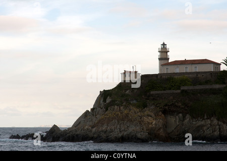 Leuchtturm von Cudillero in der Nordküste von Spanien, Asturien. Stockfoto