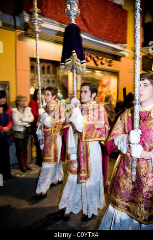 Mitglieder der katholischen Kirche Teilnahme /-Verarbeitung in Sevillas Semana Santa Ostern Heiligen Woche Prozession. Sevilla Spanien. Stockfoto