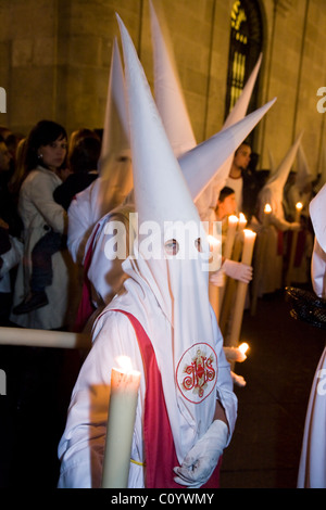 Mitglieder der katholischen Kirche Teilnahme /-Verarbeitung in Sevillas Semana Santa Ostern Heiligen Woche Prozession. Sevilla Spanien. Stockfoto