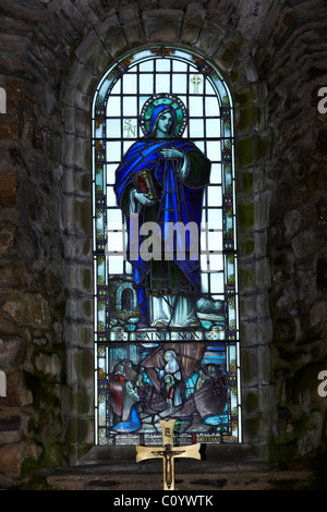 Glasmalerei-Fenster Darstellung St Non, St Non-Kapelle. in der Nähe von St Davids, Pembrokeshire, Wales, UK Stockfoto
