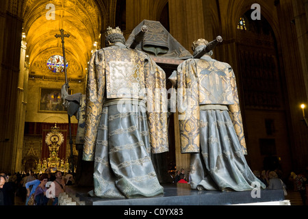 Grab von Christopher Columbus & Innenraum und Altar der Kathedrale von Sevilla während der Semana Santa Ostern Karwoche. Sevilla, Spanien. Stockfoto
