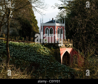 Die Eagle House und Schneeglöckchen in Painswick Rokoko-Garten, Gloucestershire, England, Vereinigtes Königreich Stockfoto