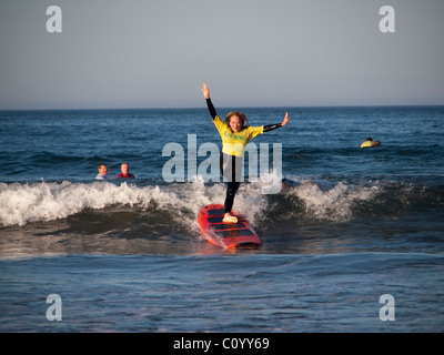 Amputierte auf den Wellen von Pismo Beach, Kalifornien während einer Surf-Klinik, gesponsert von AmpSurf. Stockfoto