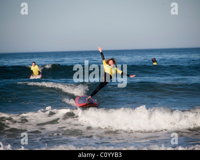 Amputierte auf den Wellen von Pismo Beach, Kalifornien während einer Surf-Klinik, gesponsert von AmpSurf. Stockfoto