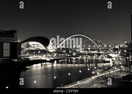 Newcastle und Gateshead Kai monochrome Nachtzeit. Stockfoto