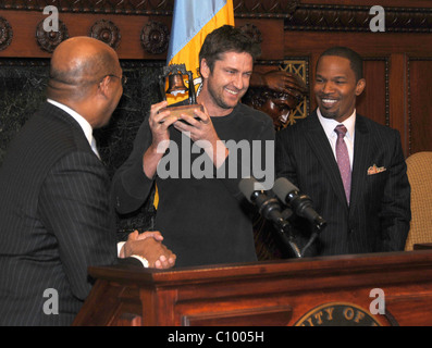 Bürgermeister Michael Nutter mit Jamie Foxx und Gerard Butler Stars der kommenden Film "Law Abiding Citizen" sind herzlich willkommen Stockfoto