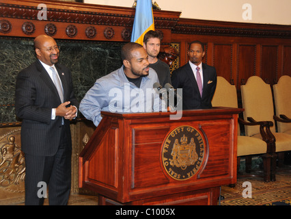 Bürgermeister Michael Nutter, F. Gary Gray, Gerard Butler und Jamie Foxx Stars der kommenden Film "Law Abiding Citizen" sind willkommen Stockfoto