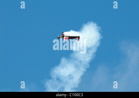 Flugvorführungen von Royal Jordanian Falcons mit Walter Extra EA300L Stockfoto