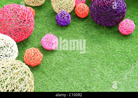 Farbe Rattan Ball auf dem grünen Rasen. Stockfoto