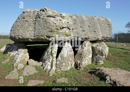 Ein Blick auf die späte neolithische Grabkammer ausgegraben am Lligwy, in der Nähe von Moelfre auf die Isle of Anglesey, Nordwales Stockfoto