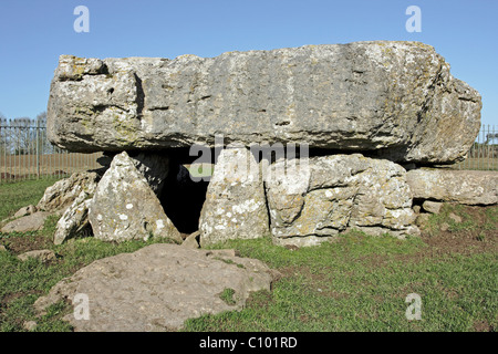 Ein Blick auf die späte neolithische Grabkammer ausgegraben am Lligwy, in der Nähe von Moelfre auf die Isle of Anglesey, Nordwales Stockfoto