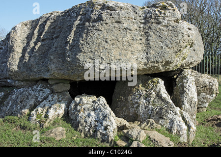 Ein Blick auf die späte neolithische Grabkammer ausgegraben am Lligwy, in der Nähe von Moelfre auf die Isle of Anglesey, Nordwales Stockfoto