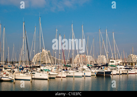 Marina mit Segelbooten in La Grande Motte, Herault, Languedoc, Frankreich Stockfoto