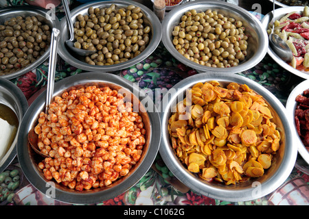 Verschiedene Oliven und Knoblauch Gerichte auf einem Markt mit griechischen Lebensmitteln stall auf dem Straßenmarkt in Melton Mowbray, Leicestershire, UK. Stockfoto